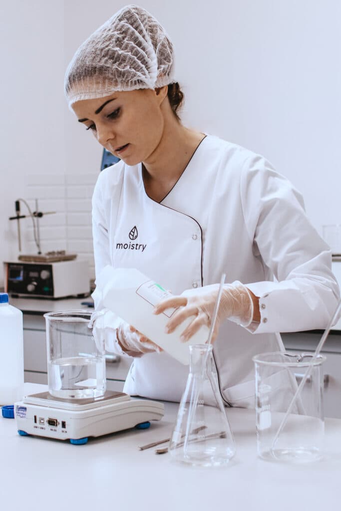 Agnieszka odważa i przygotowuje recepturę w pracowni Moistry